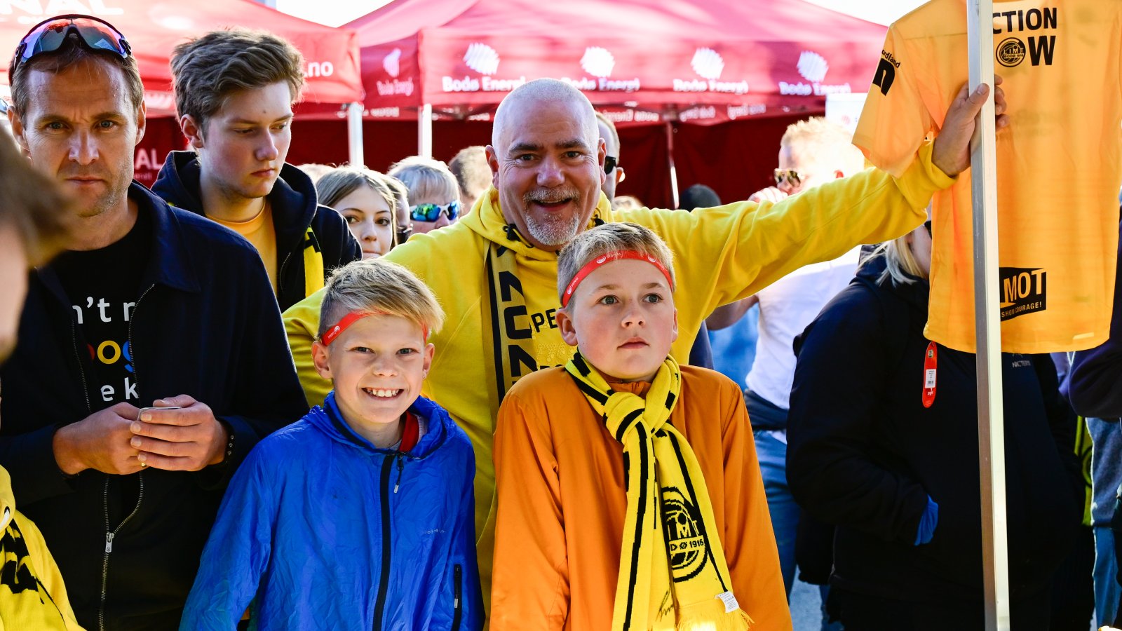 Fanzone før Molde-kampen på Aspmyra 2022. Fanzone+. Supporter besøker shop'en.
