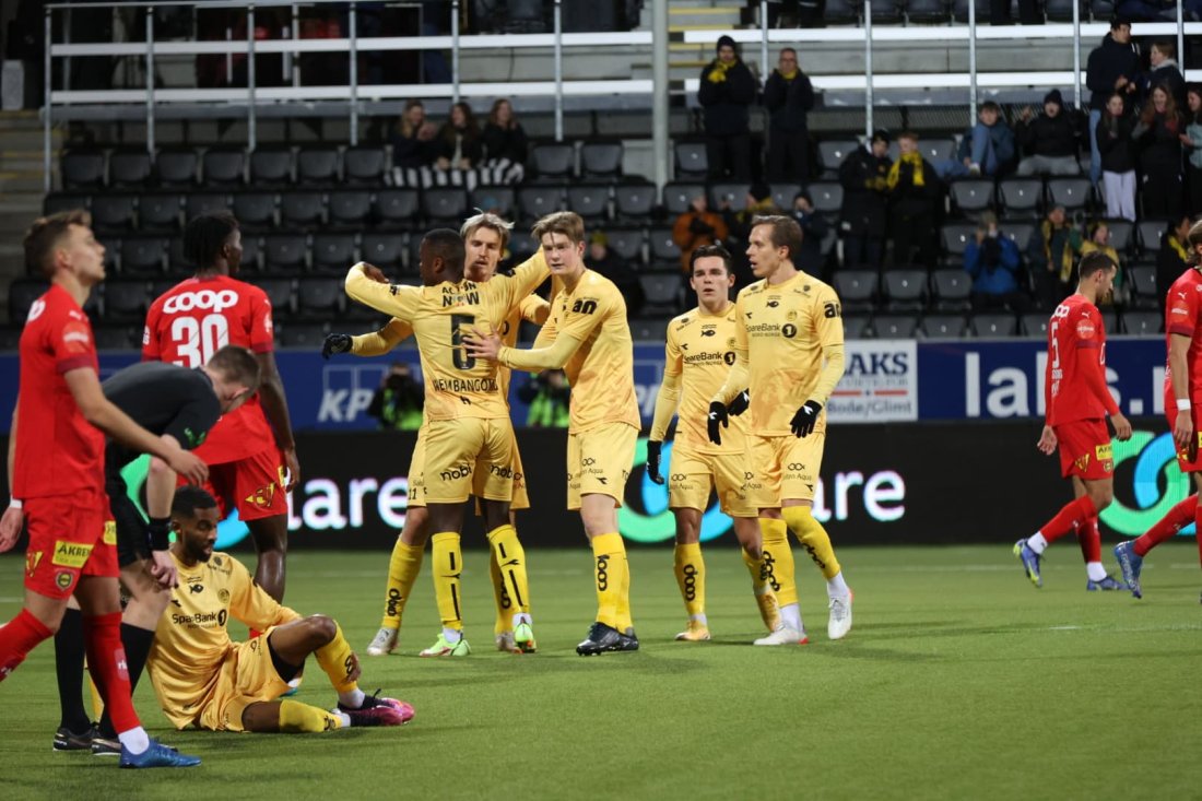 Runar Espejord gratuleres av Brice Wembangomo og Gaute Vetti etter scoring mot Lillestrøm i kvartfinalen i NM 2021 på Aspmyra mars 2022.jpg