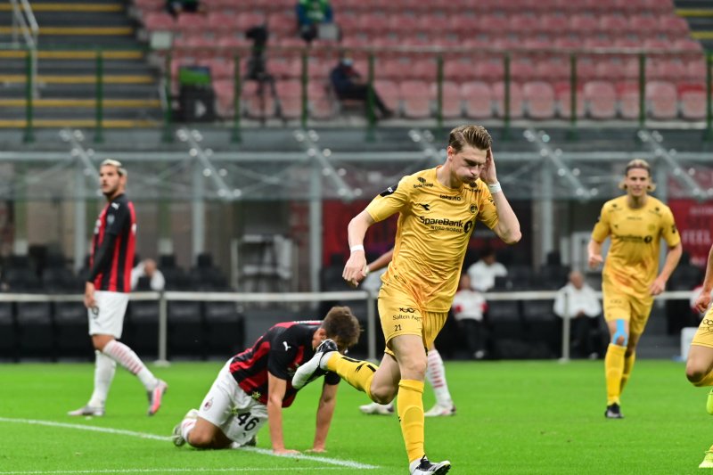 Kasper Junker feirer etter å ha sendt Glimt i ledelsen på San Siro i 2020. Foto: Kent Even Grundstad