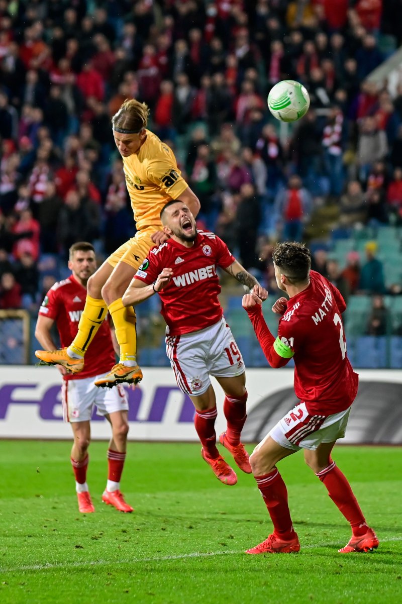 Botheim stiger til værs, men dommeren mente nordmannen brukte CSKA-spilleren som klatrestativ og annullerte scoringen. Foto: Kent Even Grunstad