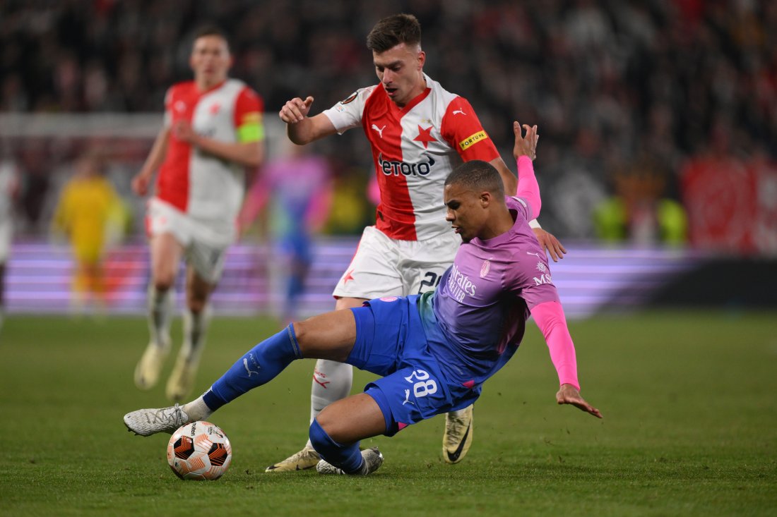 Tidligere Glimt-spiller Michal Tomic i aksjon for Slavia Praha mot AC Milan i åttendedelsfinalen i Europa League i 23/24. (Photo by Sebastian Widmann - UEFA/UEFA via Getty Images)