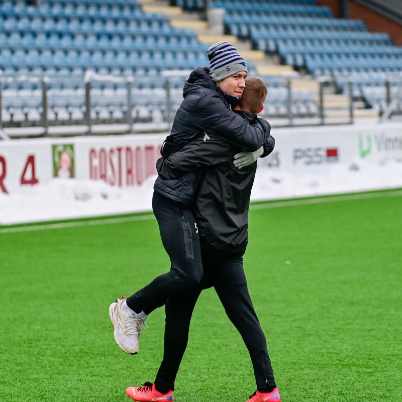 En god klem fra gode venner er alltid kos. Foto: Kent Even Grundstad