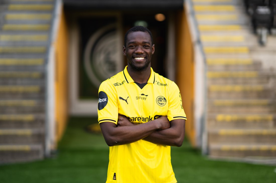 Kitolano står på Aspmyra stadion med Glimt-drakt og smiler bredt