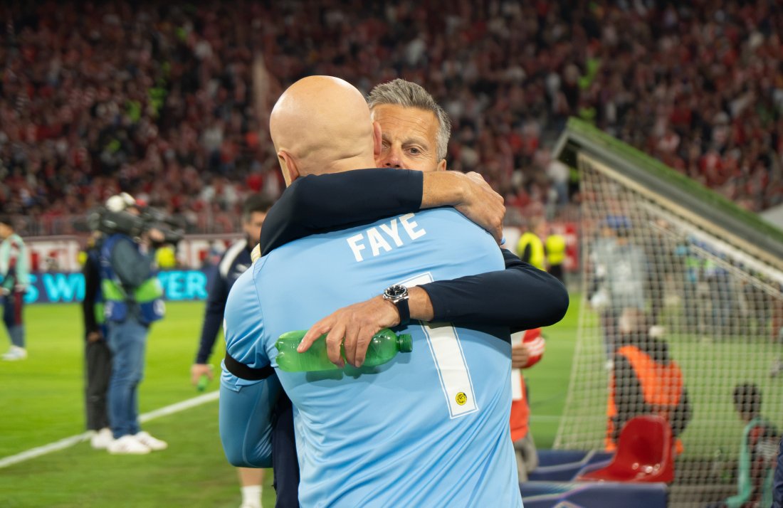 Kjetil Knutsen gir Julian Faye Lund en klem før han skal i ilden mot Bayern München i september 2026