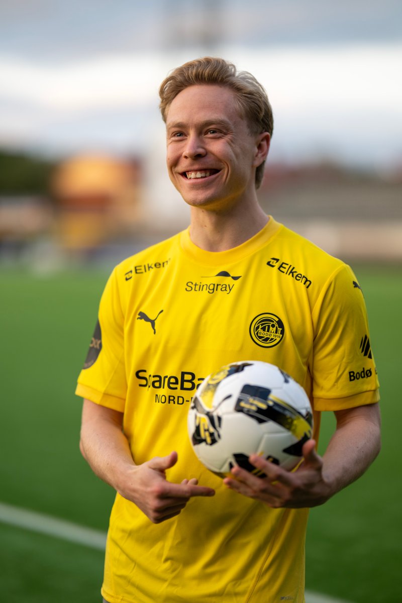 Ola Brynhildsen liker seg i den gule drakta. Foto: Kent Even Grundstad
