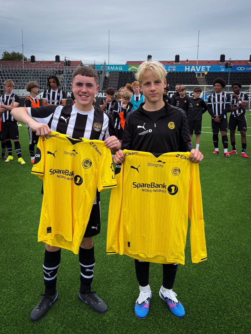 Felleskap er viktig. Her med spiller fra Notts County og Bodø/Glimt. Foto: Olav Øverli