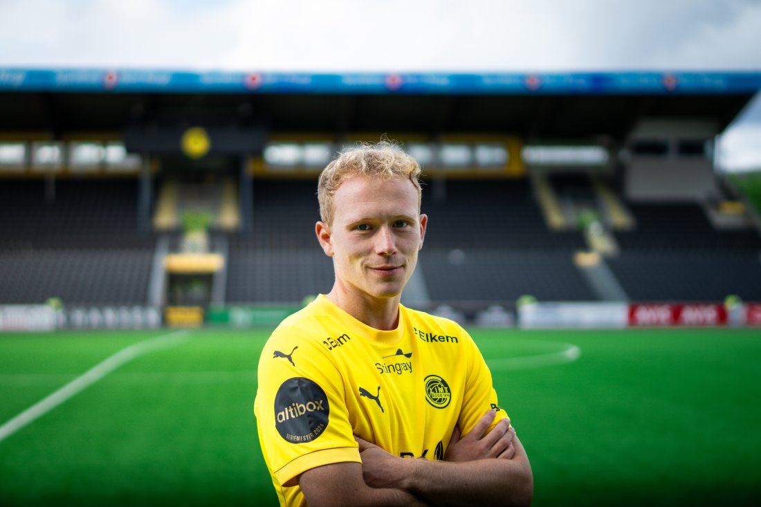 Anders Klynge står med armene i kors på banen på Aspmyra og ser rett i kameraet.