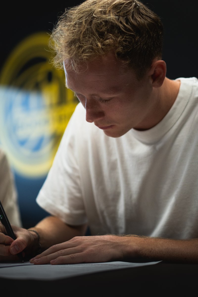 Her signerer Anders Klynge kontrakten som binder ham til Glimt ut 2028