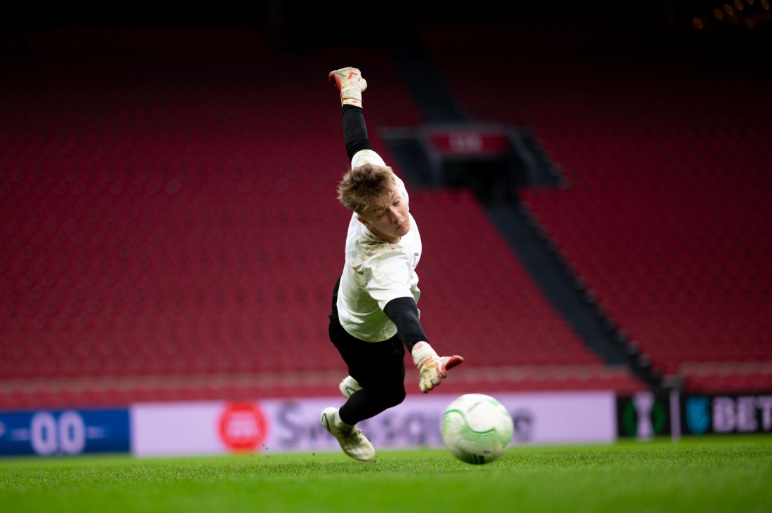Isak Sjong på trening med Bodø/Glimt i Amsterdam dagen før kampen mot Ajax i 2024