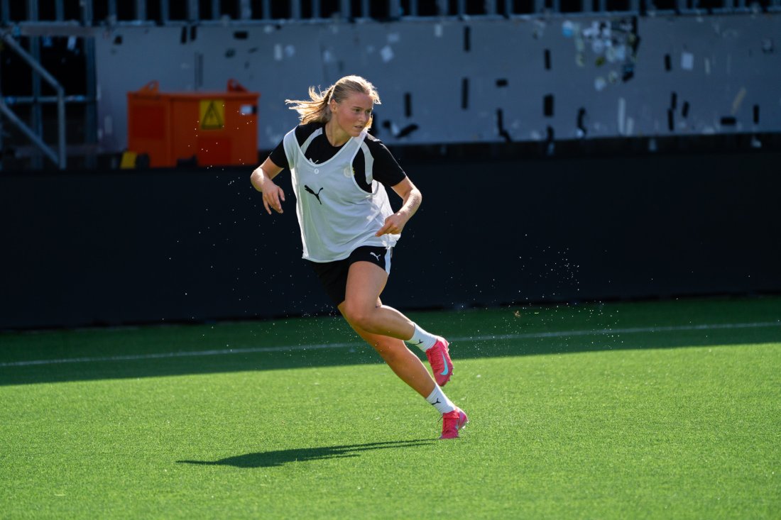 TRENING: Signe Tømmerås på trening med damene i forkant av kampen mot Molde.