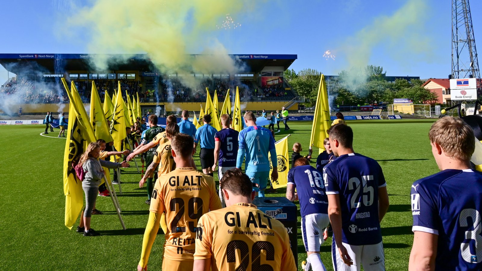 Innmarsj før kampen mellom Bodø/Glimt og Strømsgodset på Aspmyra. 