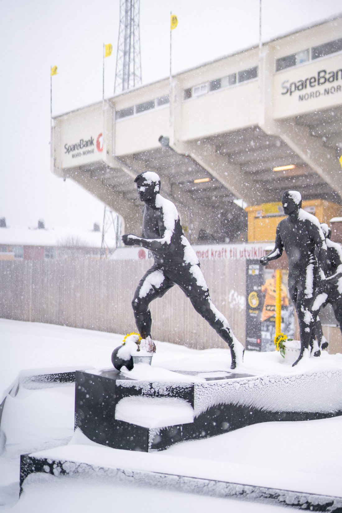 Bilde av Dutte-statuen i snøvær