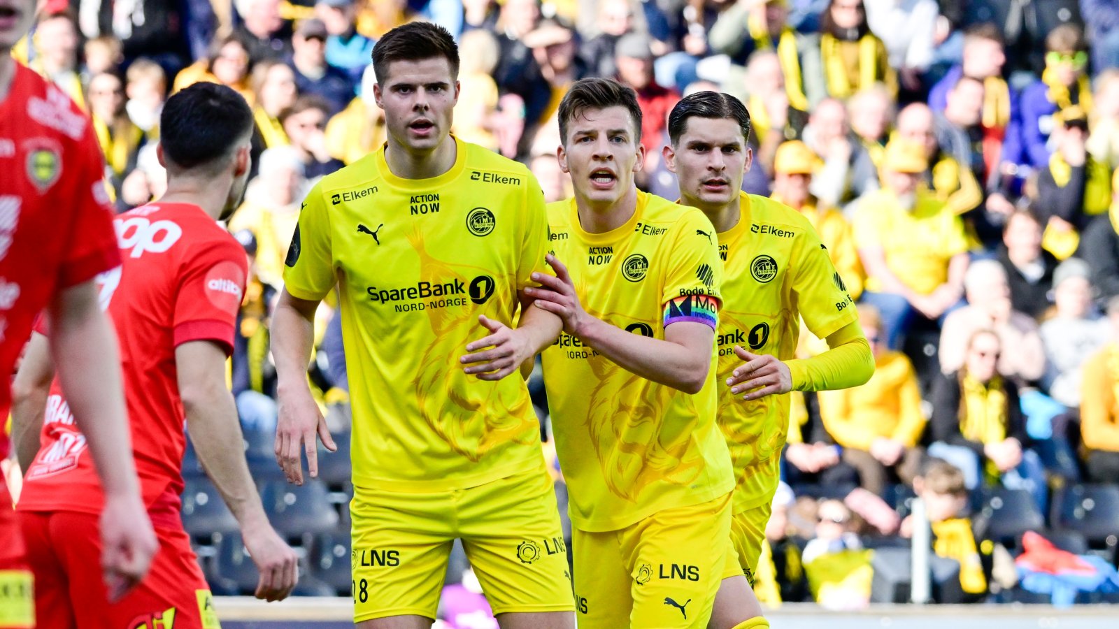 Oscar Kapskarmo, Jostein Gundersen og Nino Zugelj før en corner mot LSK. Foran står to LSK-spillere.