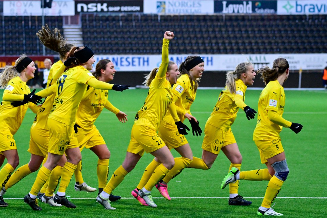 Mange spillere jubler vilt etter at Lise Dissing har scoret for Bodø/Glimt Kvinner