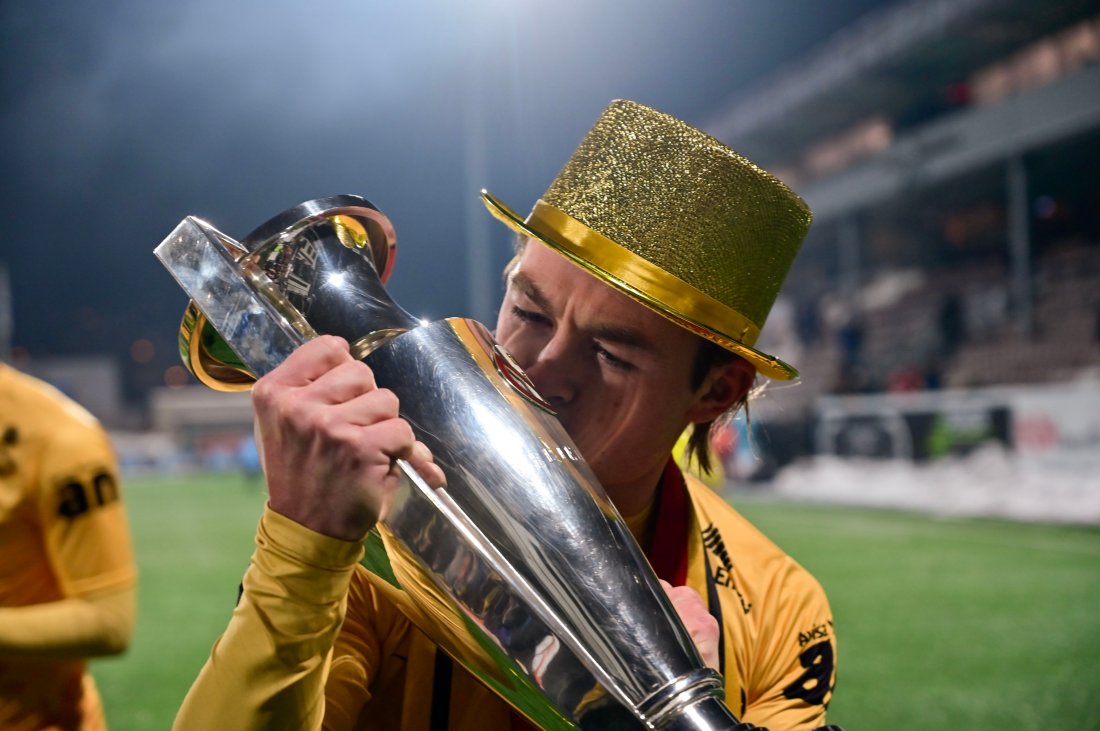 Patrick Berg kysser pokalen etter seriegull 2021.jpg