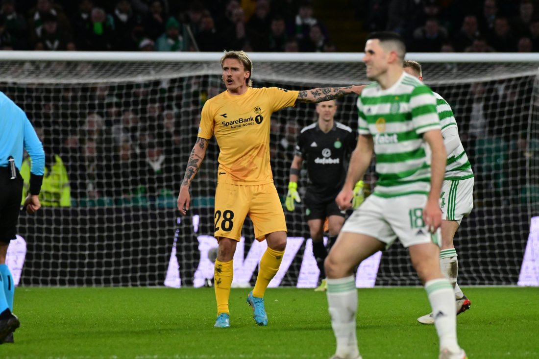 Runar Espejord på banen mot Celtic på Celtic Park i Glasgow februar 2022.JPG
