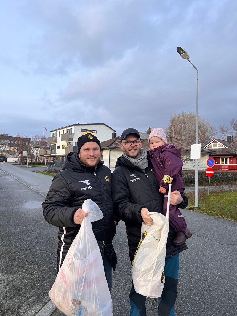 Markus Fodstad (t.v.) sammen med Tom Steffensen i Bodø/Glimt på ploggedagen i 2021. Som du ser passer aktiviteten også utmerket for de minste.