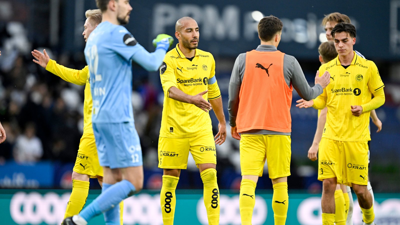 Bodø/Glimt-spillerne takker hverandre for kampen etter 2–2 mot Rosenborg på Lerkendal våren 2026. Haitam Aleesami er i fokus på bildet