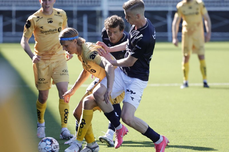 Tett og jevnt: Det ble en tett kamp for Ulrik Saltnes og Glimt mot Viking. Foto: Ivar Olsen