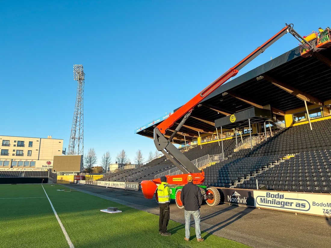 Ramirent har levert en elektrisk terrenggående bomlift for profileringen av Aspmyra Stadion. Foto: Vilde Hiller Rasmussen/glimt.no.