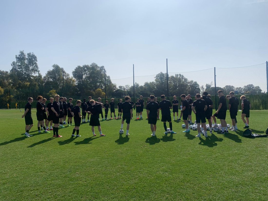 Glimt Akademiet på trening i solskinn på marbella