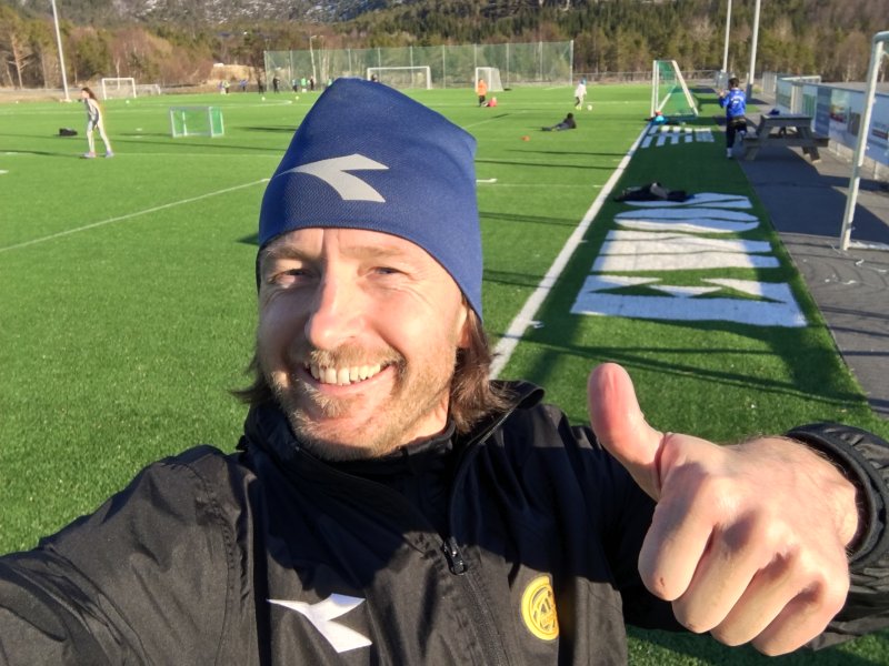 Tommel opp: Tommelen sitter løst hos Stig Johansen når han får reise rundt i landsdelen vår på oppdrag!