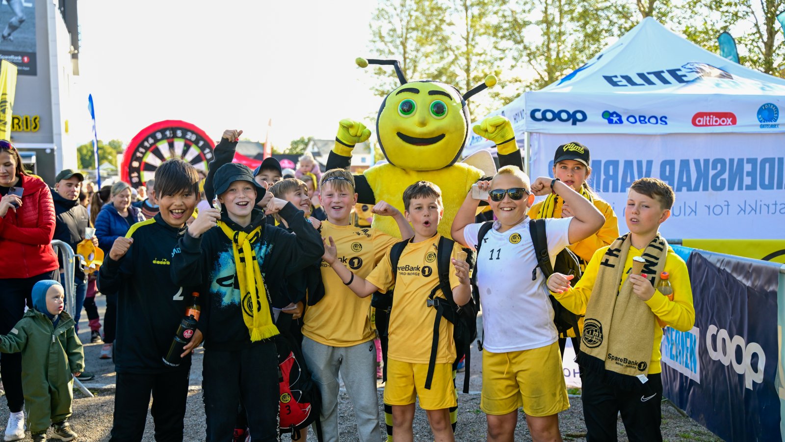 Fanzone før Molde-kampen på Aspmyra 2022. Fanzone+. Putte med blide barn.