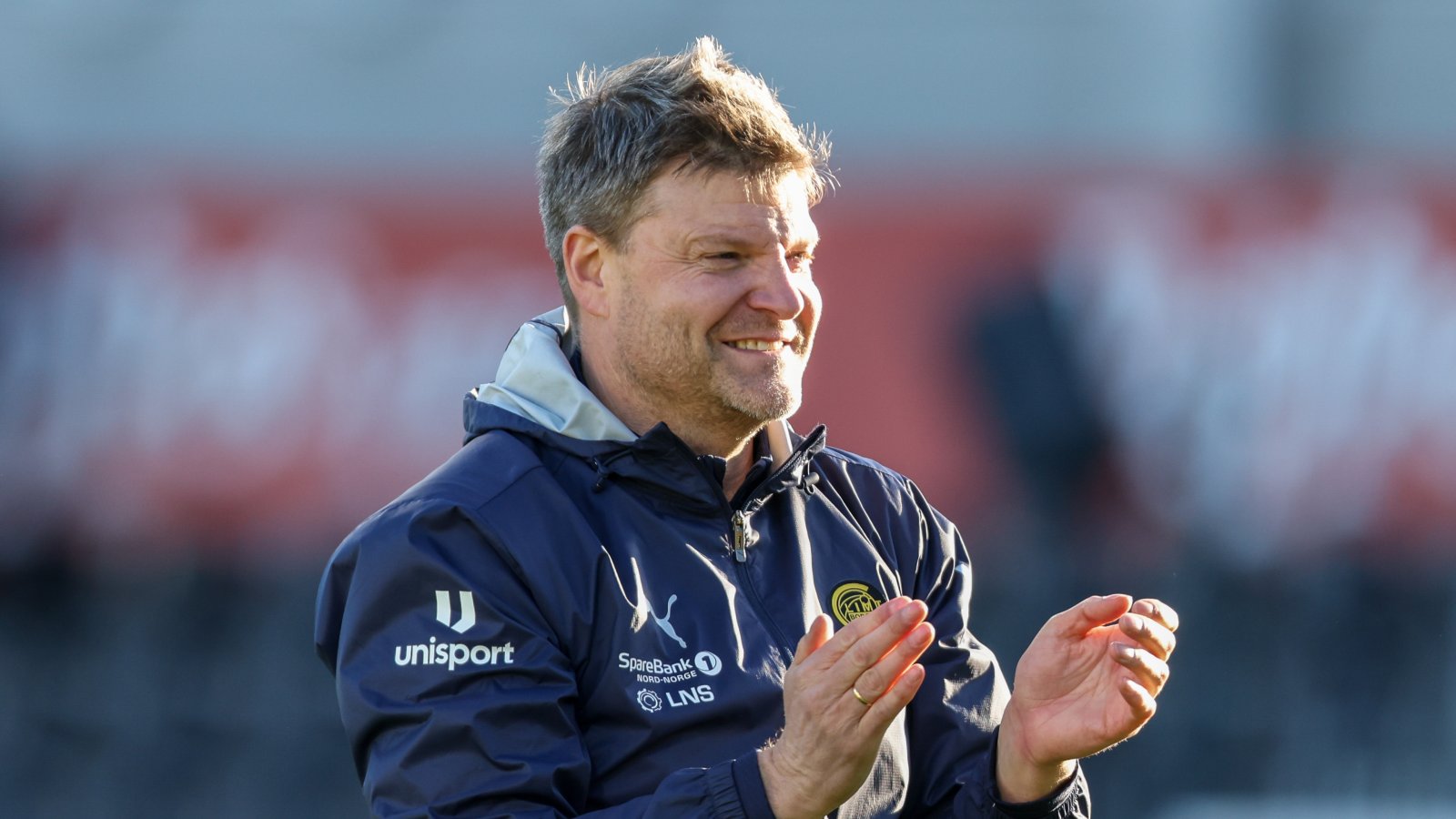 Aasmund Bjørkan etter kampen mot Strømsgodset. Her klapper treneren foran fansen.