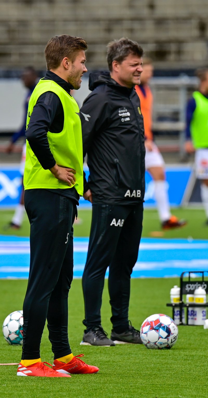 Aasmund Bjørkan følger nøye med på oppvarmingen før kamp. På onsdag er det Sandefjord som står for tur. Foto: Kent Even Grundstad