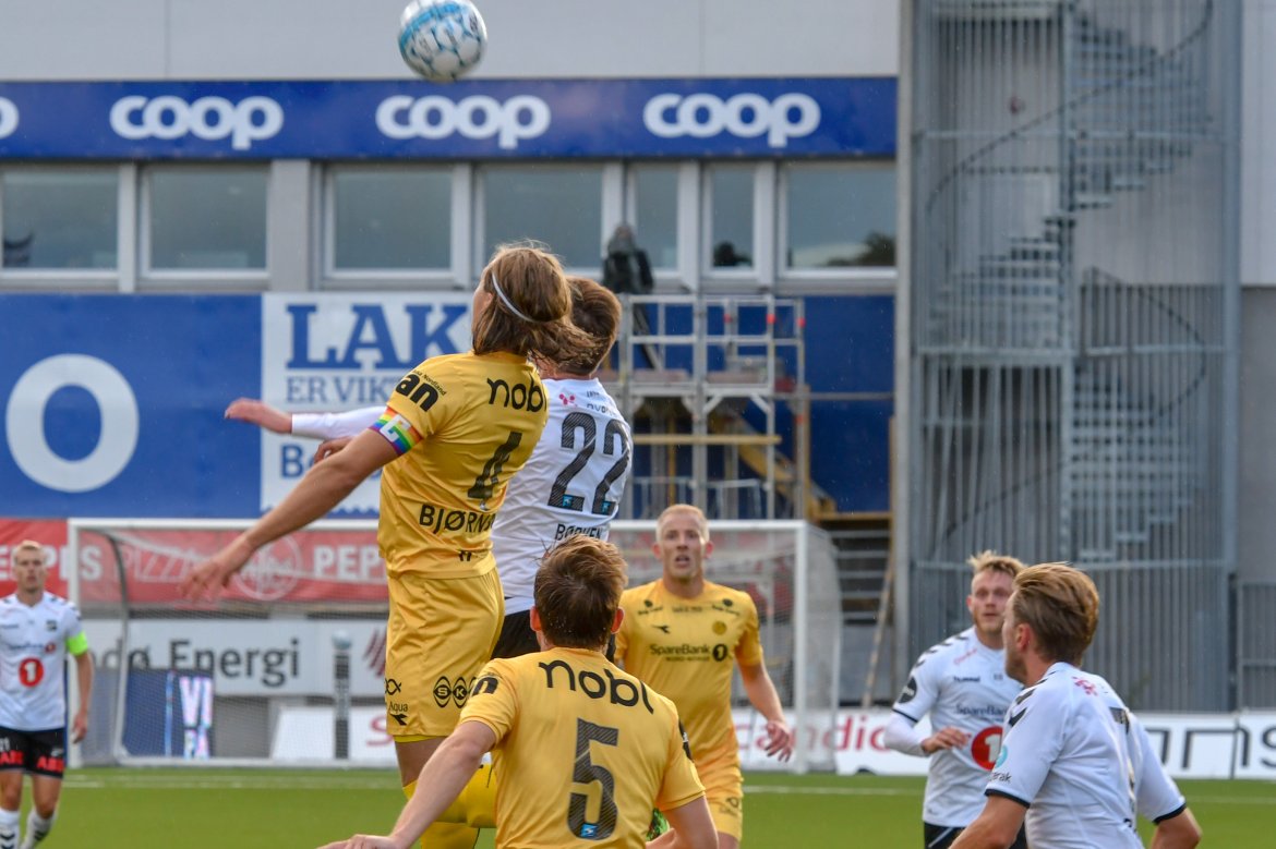 Martin Bjørnbak i hodeduell under kampen mot Odd på Aspmyra.