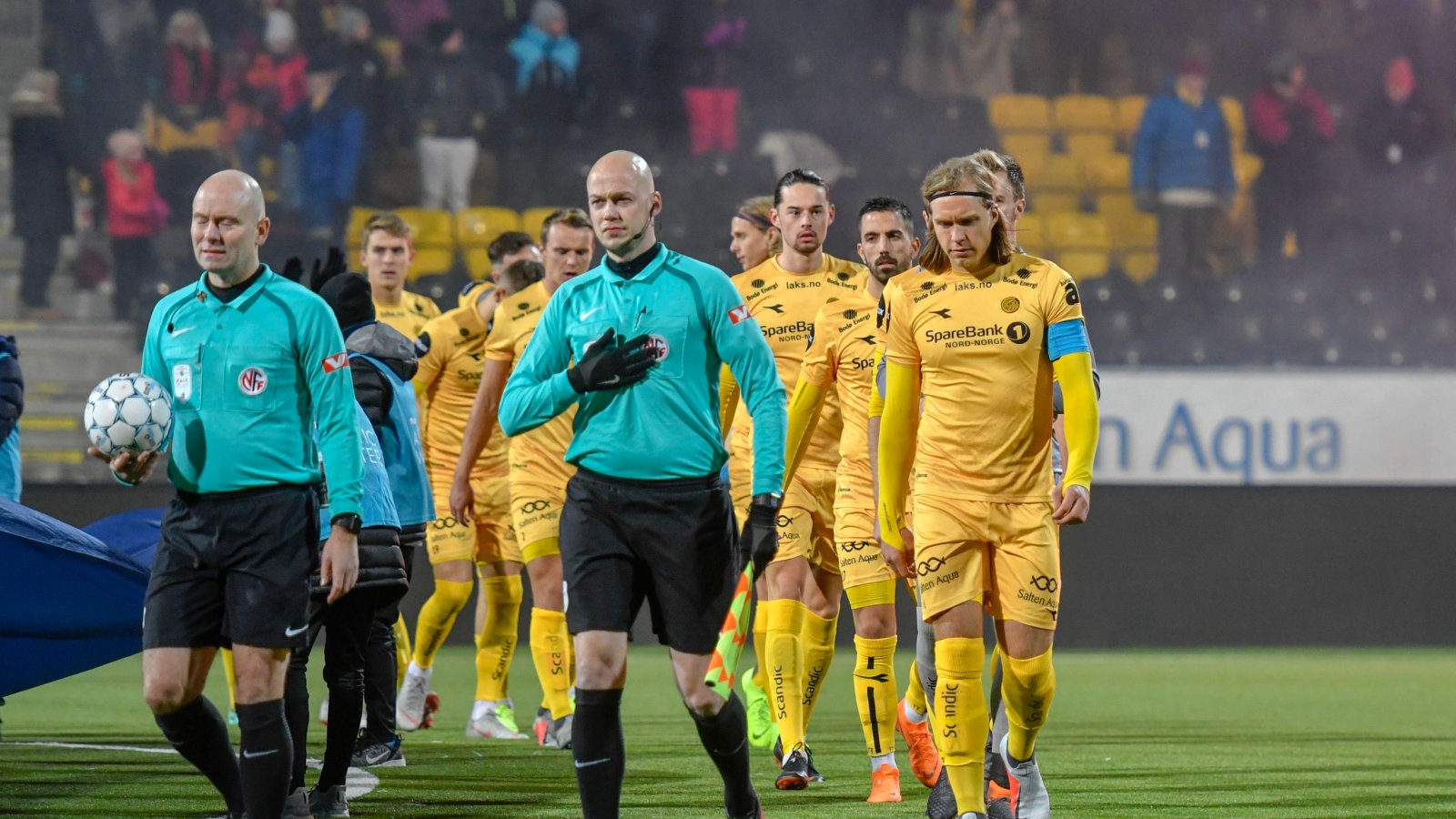 Bodø/Glimt på vei ut på banen for å møte Stabæk til kamp.