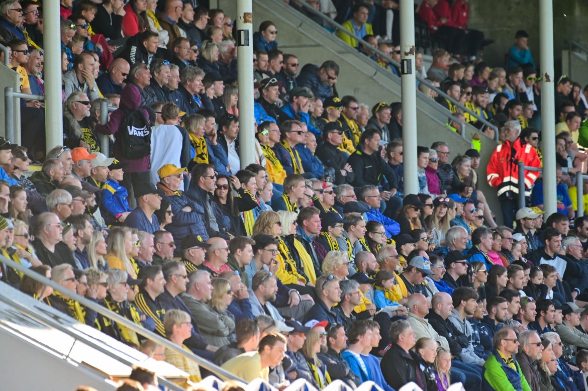 Masse publikum på tribunene.