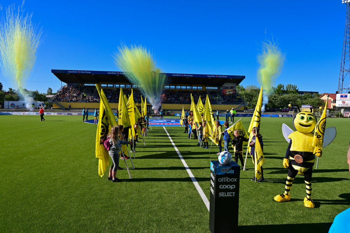 TNT Pyro sørget for nok et fantastisk fyrverkeri for å starte kampen.
