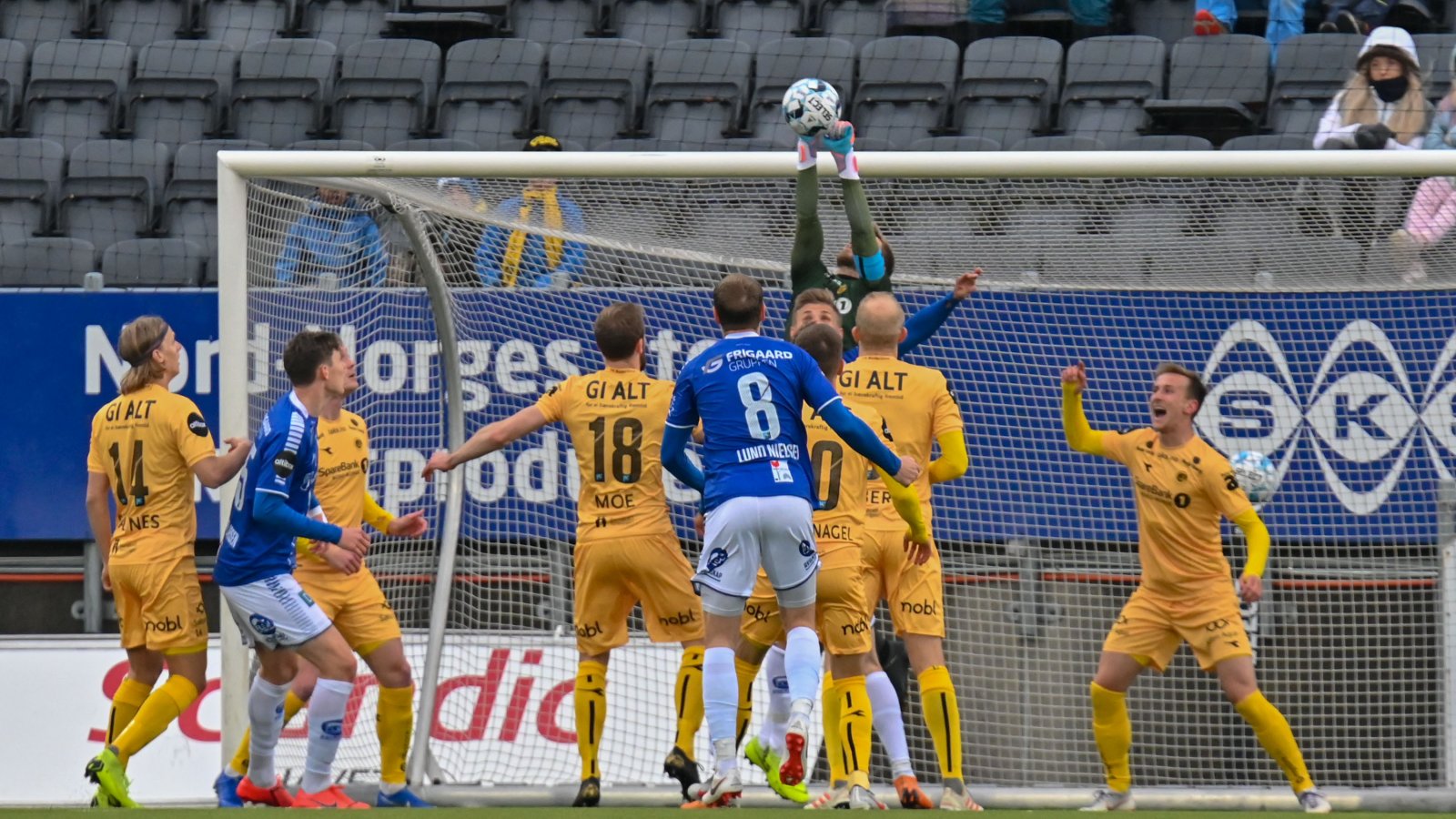 Ricardo slår ballen ut under kampen mot Sarpsborg 08. 