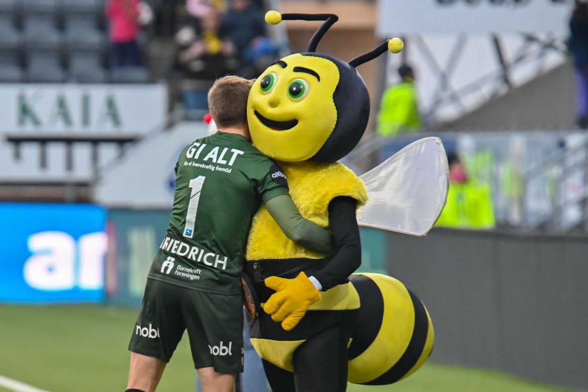 Ricardo gir Putte en klem etter kampen mot Sarpsborg 08. 