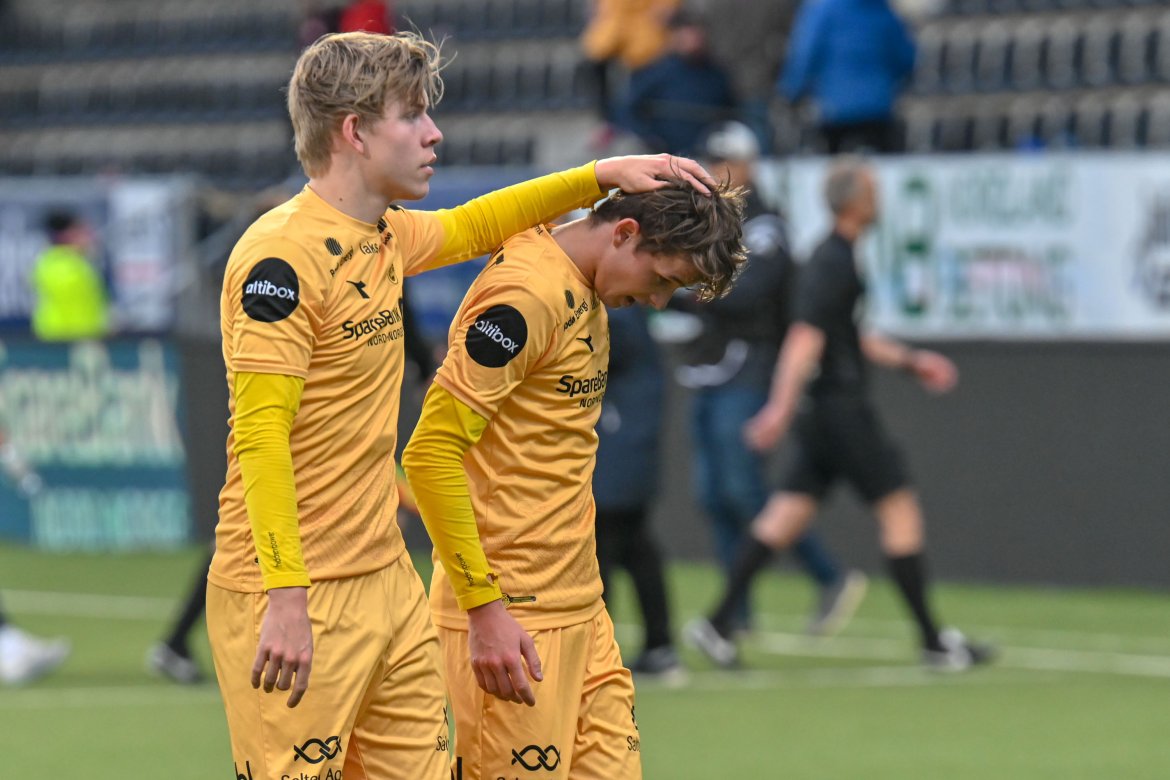 Jens Petter Hauge og Håkon Evjen etter kampen som endte 1-1 mellom Sarpsborg 08 og Bodø/Glimt.