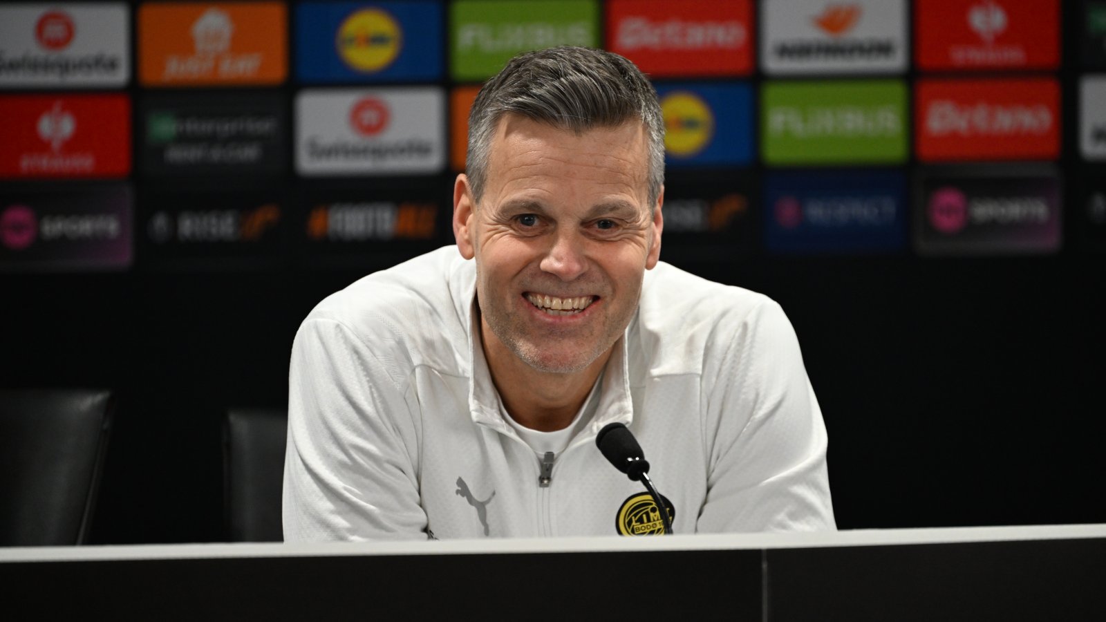 Kjetil Knutsen smiler under pressekonferansen på Old Trafford dagen før oppgjøret mot Manchester United