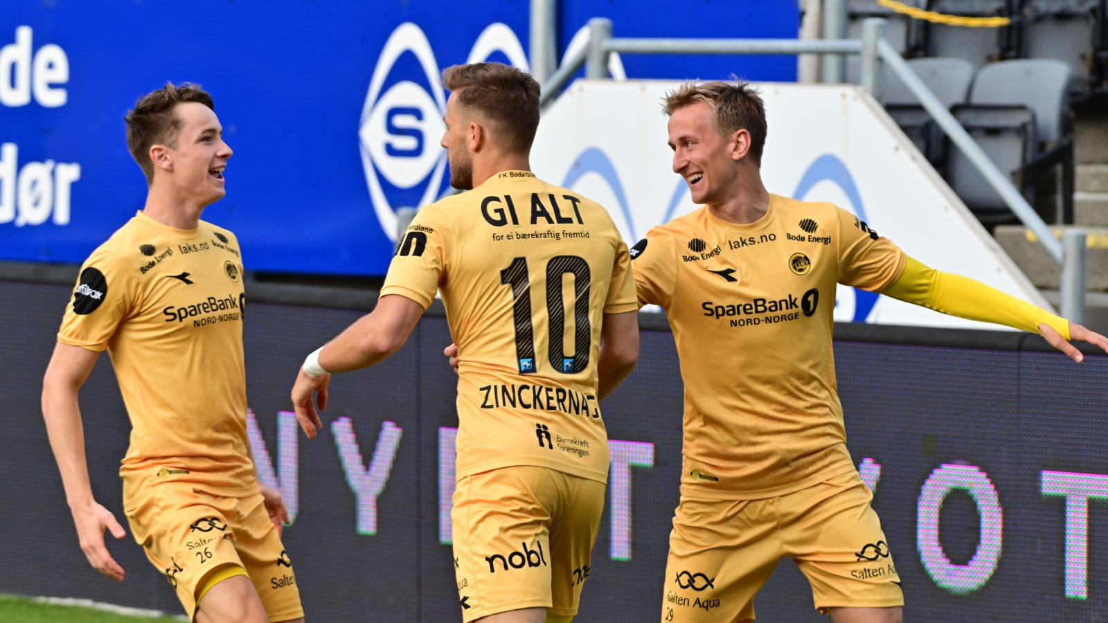 Håkon Evjen, Philip Zinckernagel og Erlend Dahl Reitan feirer Zinckernagels mål i kampen mot Viking. 