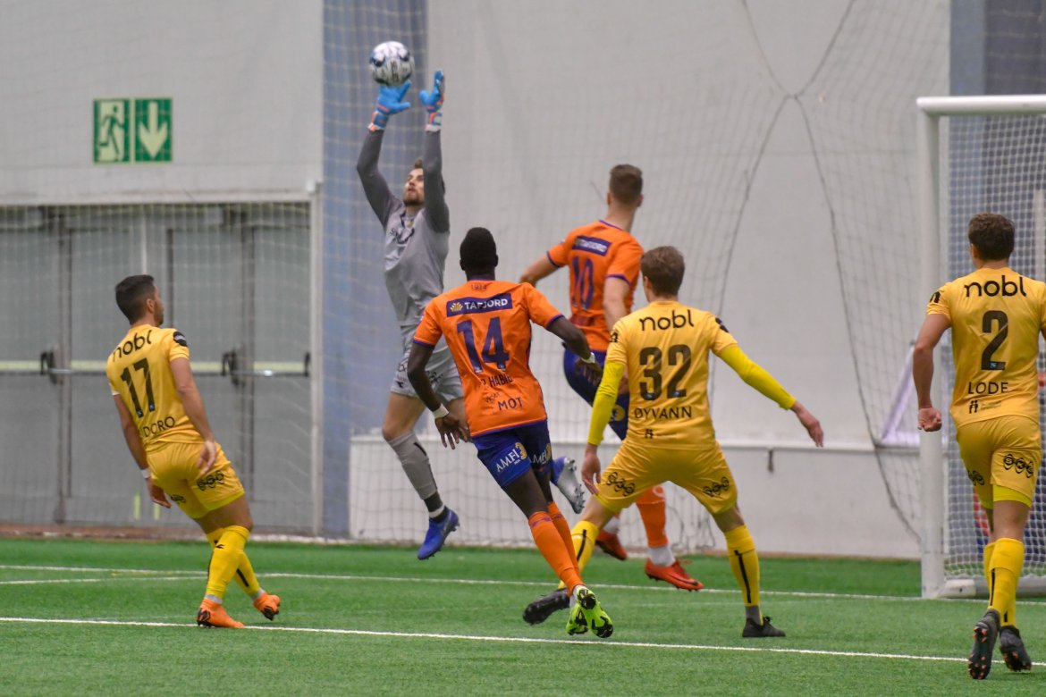 Ricardo Friedrich redder ballen under treningskampen mot Aalesund.