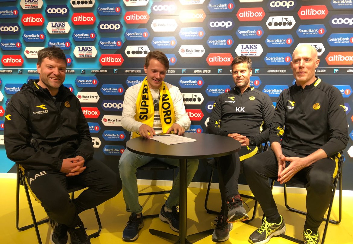 Aasmund BJørkan, Adrian Skindlo, Kjetil Knutsen og Gregg Broughton under signeringen. 