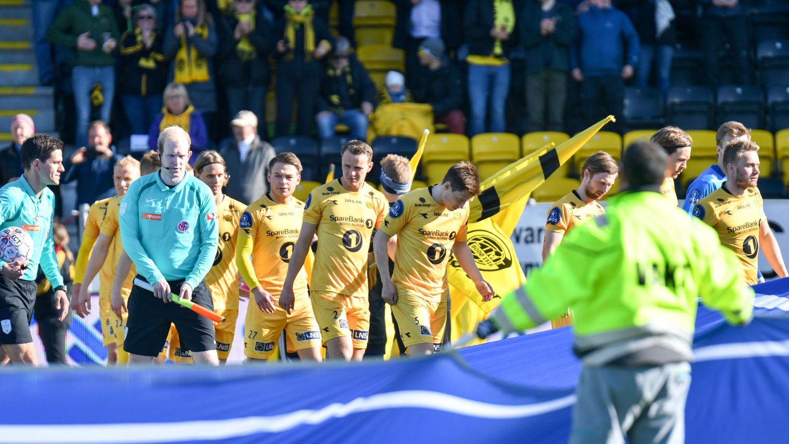 Innmarsj: Glimtspillere entrer banen under OBOS-ligakampen mellom Bodø/Glimt og Mjøndalen 28.05.2017. 