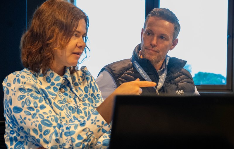 Liina og Andreas fra SKS gleder seg over avtalen. Foto: Rune Larsen