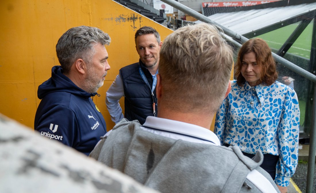 Daglig leder Frode Thomassen, styreleder Inge Henning Andersen utenfor spillertunnelen på Aspmyra i prat med SKS.