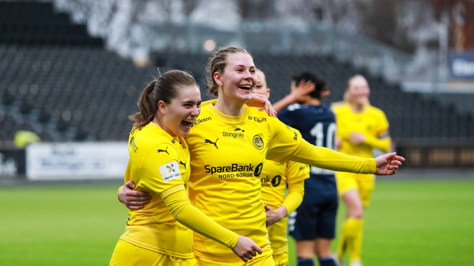 Damelaget feirer etter mål mot Kolbotn