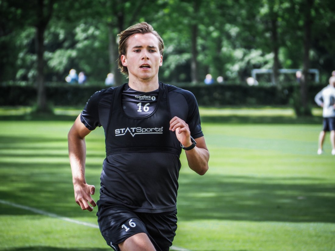 Morten Konradsen løper langs sidelinja på dagens trening i Danmark i juni 2022.jpg