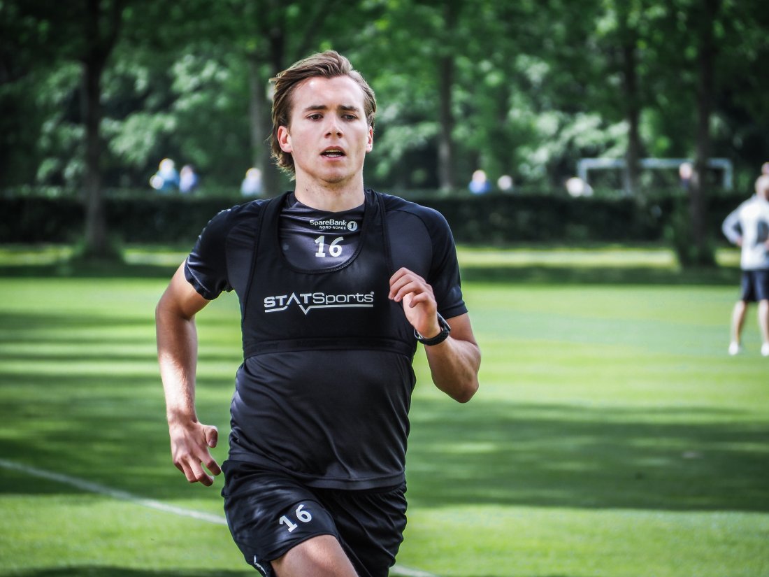 Morten Konradsen løper langs sidelinja på dagens trening i Danmark i juni 2022.jpg