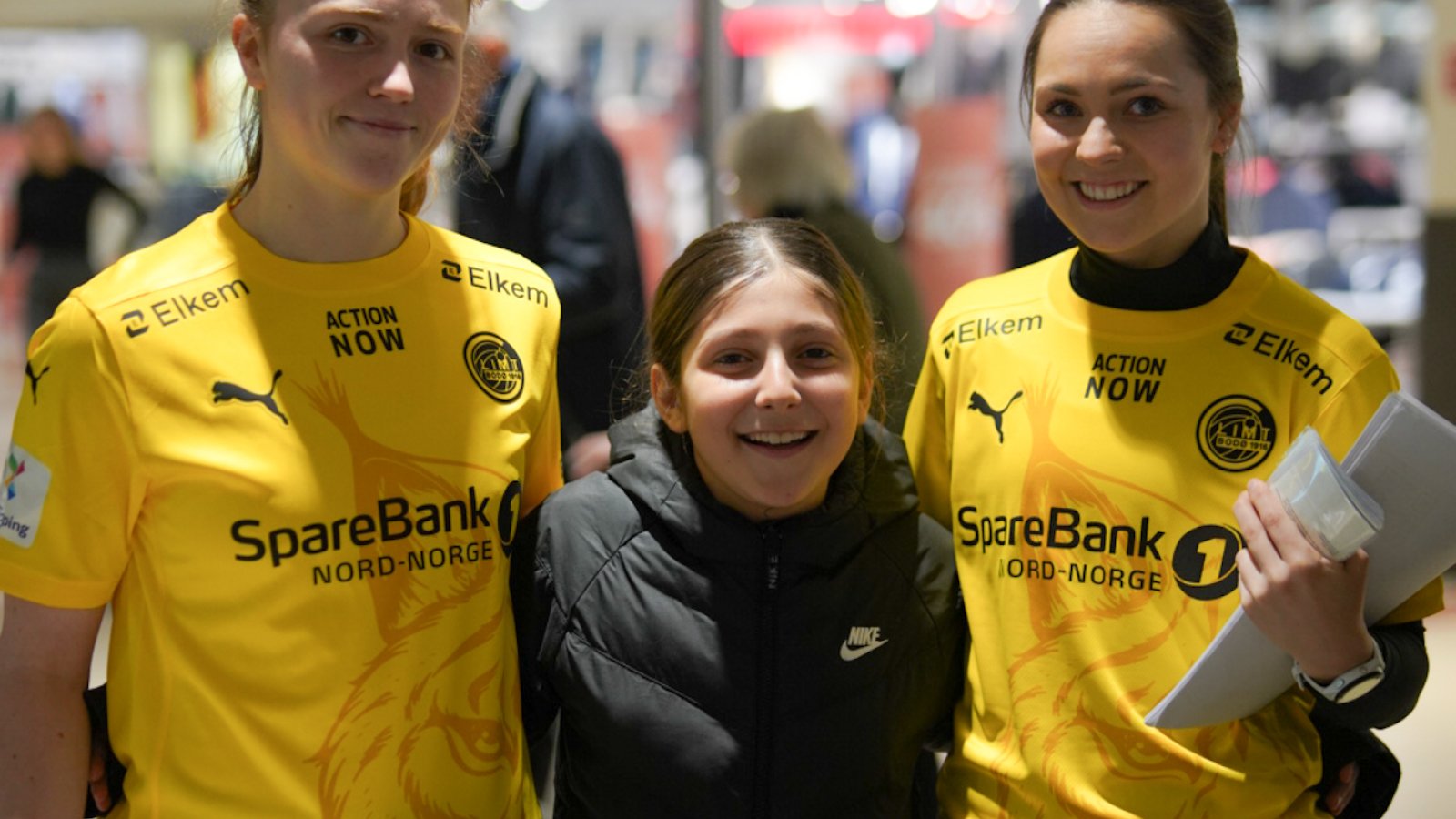 Bildet viser Kristina Brudvik og Helene Schjelderup fra Bodø/Glimt Kvinner sammen med en supporter