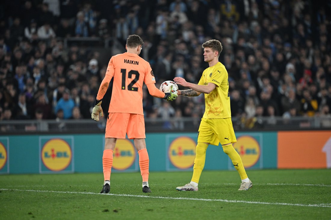 Sondre Sørli gjør seg klar til å ta straffespark mot Lazio i Roma i kvartfinalen i Europa League i april 2025