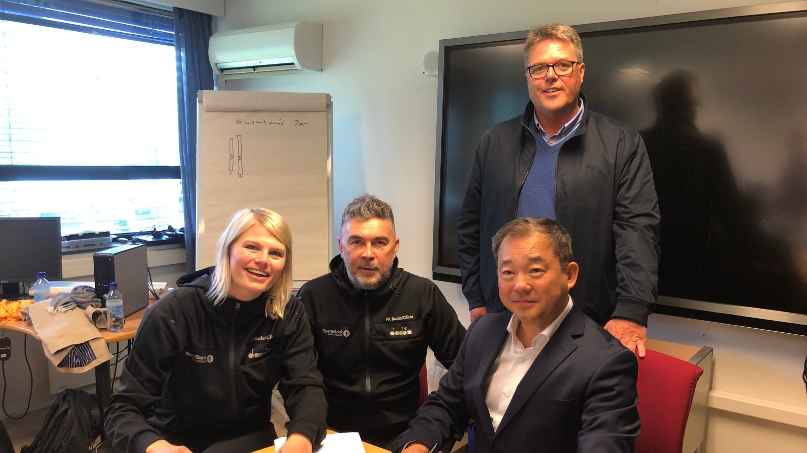 Her signerer Nordic Smart House og Bodø/Glimt samarbeidsavtale. Fra venstre; Jannike Ramsvik (Bodø/Glimt), Frode Thomassen (Bodø/Glimt), Stephen Fu (Nordic Smart House), Svenn-Inge Laastad Nordic Smart House). 