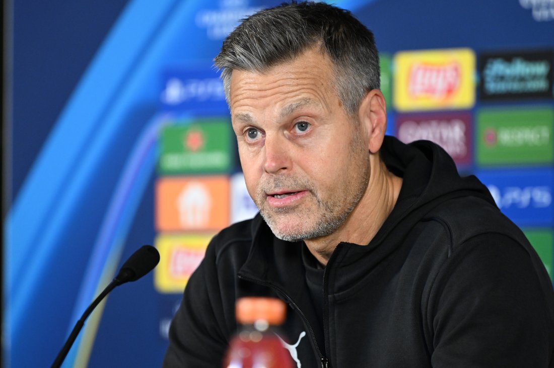 Bilde av Kjetil Knutsen på pressekonferanse før bortekampen mot Galatasaray i oktober 2025